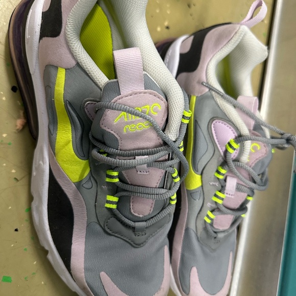 Nike Air Max 270 React Gray with Neon Highlights - Picture 1 of 2